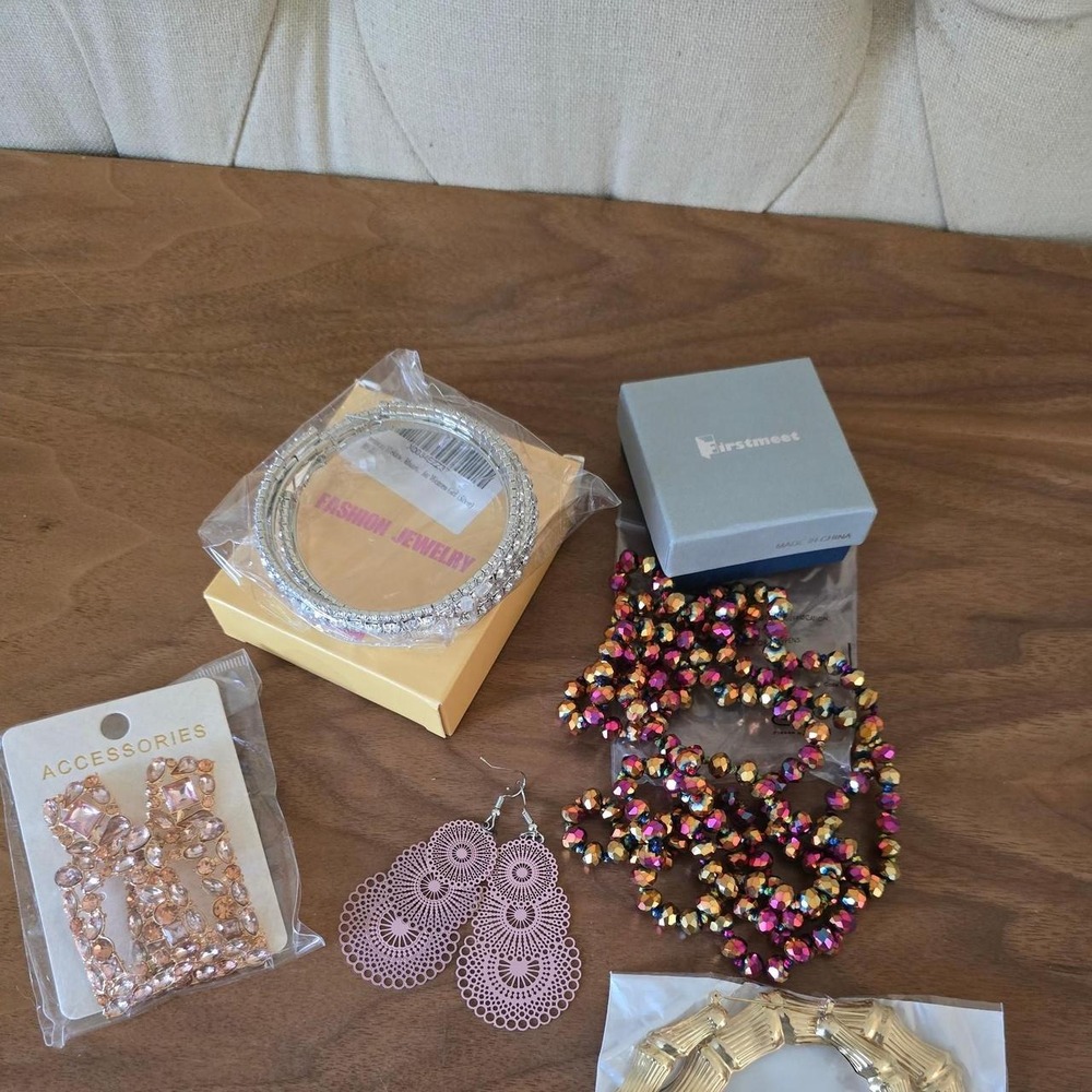 Jewelry bundle 4 pairs